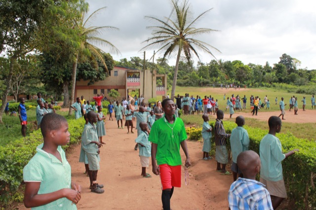 Creazione campo di basket in Ghana / Creating the basketball court