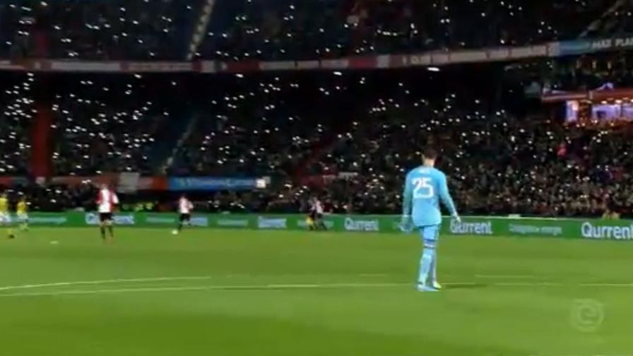 Lo stadio di Rotterdam si illumina per Luca Jones